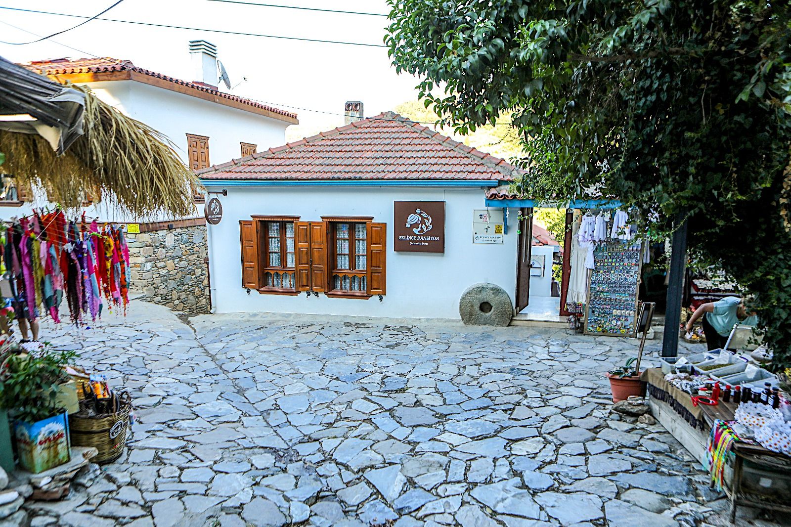 Taş sokakta Selince Pansiyon